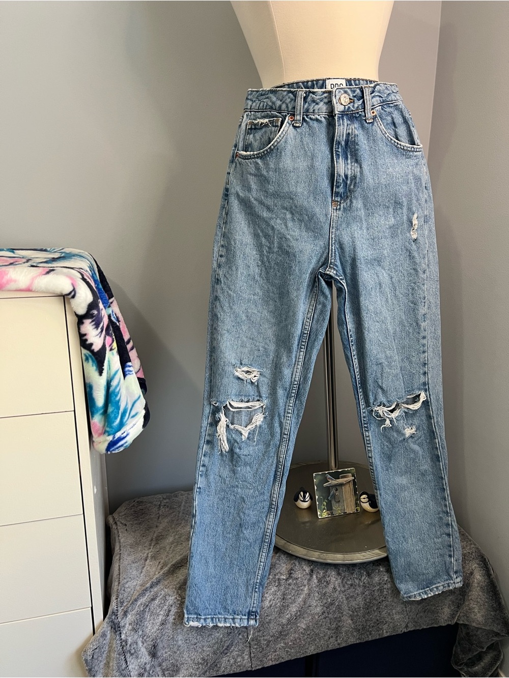 BDG Urban Outfitters Mom Jeans 29 x 32 Hi-Rise Distressed Light Wash Blue Denim
